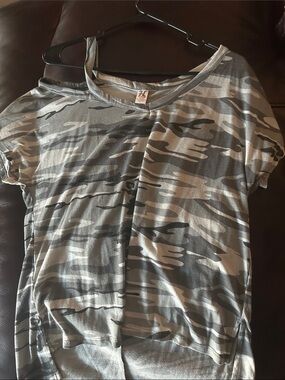 Hybrid & Company Gray and White Camouflage Short Sleeve Tee
